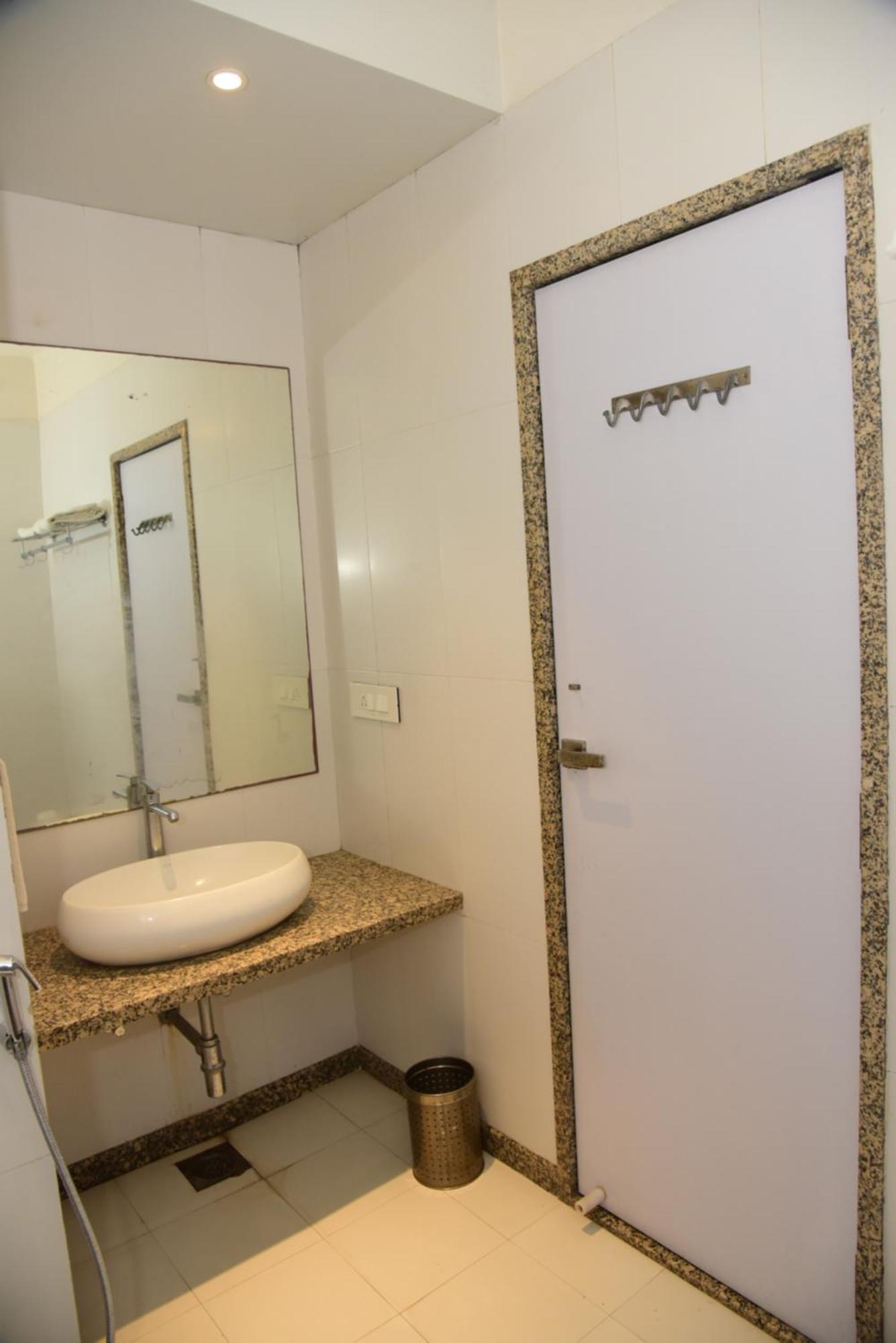 Srijan Inn Ābu Road Екстериор снимка